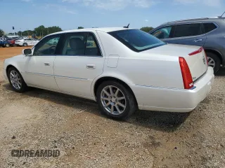 2008 Cadillac DTS 1SE z VIN 1G6KD57998U155183, wystawiony jako Copart lot #70440454 z przebiegiem 189 712 mil mil oraz Szkoda całkowita • Salvage title. Historia ofert i sprzedaży dostępna na DreamBid. Obrazek 2.