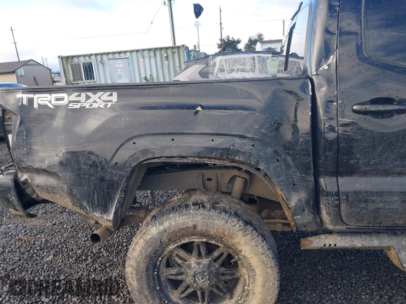 2020 Toyota Tacoma SR5 z VIN 5TFCZ5AN9LX216032, wystawiony jako IAAI lot #41448197 z przebiegiem 128 581 mil mil oraz . Historia ofert i sprzedaży dostępna na DreamBid. Obrazek 19.