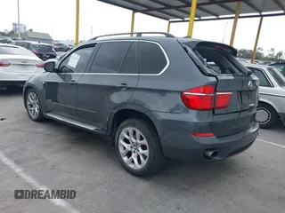 2013 BMW X5 xDrive35i z VIN 5UXZV4C57D0E04976, wystawiony jako IAAI lot #42111435 z przebiegiem 160 226 mil mil oraz . Historia ofert i sprzedaży dostępna na DreamBid. Obrazek 3.