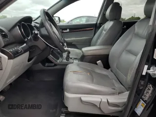 2012 Kia Sorento LX z VIN 5XYKT3A17CG274495, wystawiony jako Copart lot #56321925 z przebiegiem 130 439 mil mil oraz Szkoda całkowita • Salvage title. Historia ofert i sprzedaży dostępna na DreamBid. Obrazek 7.