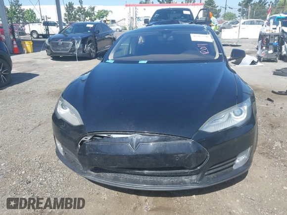 2014 Tesla Model S 60 z VIN 5YJSA1H13EFP42250, wystawiony jako IAAI lot #42267590 z przebiegiem 196 142 mil mil oraz . Historia ofert i sprzedaży dostępna na DreamBid. Obrazek 13.