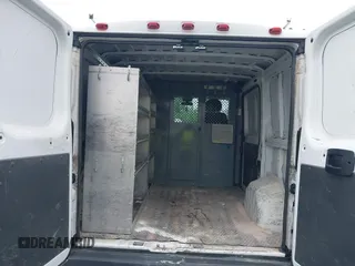 2017 Ram ProMaster Cargo z VIN 3C6TRVNG4HE534781, wystawiony jako IAAI lot #42274362 z przebiegiem 133 686 mil mil oraz . Historia ofert i sprzedaży dostępna na DreamBid. Obrazek 8.
