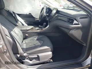 2024 Toyota Camry SE z VIN 4T1G11AK8RU901040, wystawiony jako IAAI lot #41977610 z przebiegiem 12 694 mil mil oraz . Historia ofert i sprzedaży dostępna na DreamBid. Obrazek 5.