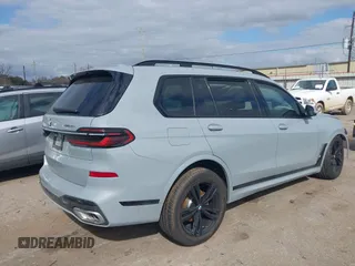 2025 BMW X7 xDrive40i z VIN 5UX23EM01S9W23566, wystawiony jako IAAI lot #41490415 z przebiegiem 8 144 mil mil oraz . Historia ofert i sprzedaży dostępna na DreamBid. Obrazek 4.
