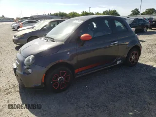 2015 FIAT 500e z VIN 3C3CFFGE8FT709825, wystawiony jako Copart lot #57128465 z przebiegiem 38 608 mil mil oraz Czysty tytuł • Clean title. Historia ofert i sprzedaży dostępna na DreamBid. Obrazek 1.