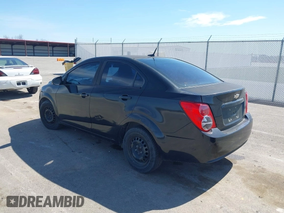 2013 Chevrolet Sonic LS z VIN 1G1JA5SH9D4165120, wystawiony jako IAAI lot #41815014 z przebiegiem 130 250 mil mil oraz . Historia ofert i sprzedaży dostępna na DreamBid. Obrazek 3.