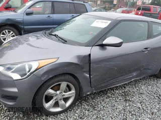 2012 Hyundai Veloster w/Gray Int z VIN KMHTC6AD7CU037130, wystawiony jako IAAI lot #41778588 z przebiegiem 125 549 mil mil oraz . Historia ofert i sprzedaży dostępna na DreamBid. Obrazek 6.
