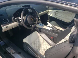 2014 Lamborghini Gallardo z VIN ZHWGU5BZ6ELA13766, wystawiony jako Copart lot #64172354 z przebiegiem 22 043 mil mil oraz Szkody całkowita. Historia ofert i sprzedaży dostępna na DreamBid. Obrazek 8.