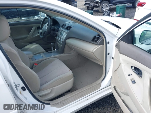 2011 Toyota Camry LE z VIN 4T1BF3EK8BU728563, wystawiony jako IAAI lot #41783543 z przebiegiem 294 062 mil mil oraz . Historia ofert i sprzedaży dostępna na DreamBid. Obrazek 5.