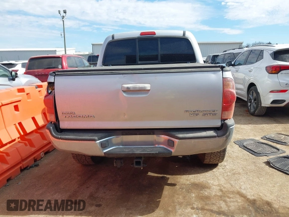2006 Toyota Tacoma PreRunner z VIN 5TEJU62N56Z317981, wystawiony jako IAAI lot #41647457 z przebiegiem 254 512 mil mil oraz . Historia ofert i sprzedaży dostępna na DreamBid. Obrazek 16.