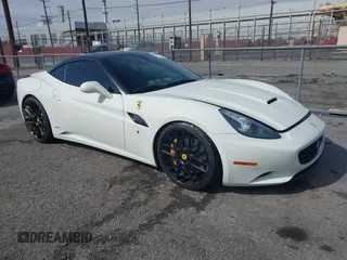 2013 Ferrari California z VIN ZFF65TJA9D0190652, wystawiony jako IAAI lot #41599917 z przebiegiem 27 177 mil mil oraz . Historia ofert i sprzedaży dostępna na DreamBid. Obrazek 1.