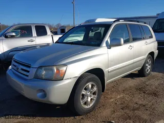 2004 Toyota Highlander with VIN JTEEP21A640064789, listed as a IAAI auction lot 41882687 with 226,136 mi miles. Bid and sale history available at carsss.com. Image 2.