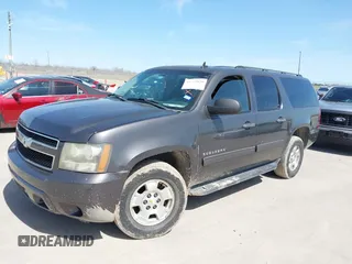 2010 Chevrolet Suburban LS z VIN 1GNUKHE36AR207087, wystawiony jako IAAI lot #41729820 z przebiegiem 266 177 mil mil oraz . Historia ofert i sprzedaży dostępna na DreamBid. Obrazek 2.