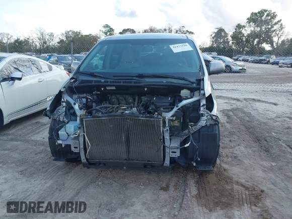 2015 Toyota Sienna LE AAS z VIN 5TDKK3DCXFS653627, wystawiony jako IAAI lot #41477920 z przebiegiem Nie podano mil oraz . Historia ofert i sprzedaży dostępna na DreamBid. Obrazek 13.