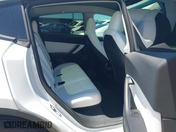 2022 Tesla Model Y Long Range z VIN 7SAYGDEE3NF426481, wystawiony jako IAAI lot #42076729 z przebiegiem 21 648 mil mil oraz . Historia ofert i sprzedaży dostępna na DreamBid. Obrazek 8.