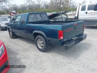 1996 Dodge Dakota z VIN 1B7GL23X2TS583075, wystawiony jako IAAI lot #42049233 z przebiegiem 144 020 mil mil oraz . Historia ofert i sprzedaży dostępna na DreamBid. Obrazek 3.