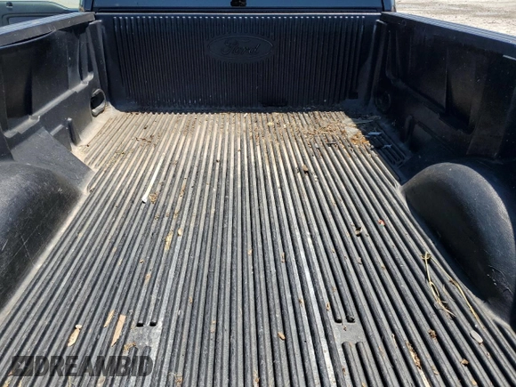 2013 Ford F-150 XL z VIN 1FTMF1CM3DKF59623, wystawiony jako Copart lot #57785795 z przebiegiem 213 868 mil mil oraz Czysty tytuł • Clean title. Historia ofert i sprzedaży dostępna na DreamBid. Obrazek 10.