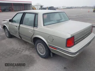 1987 Oldsmobile Cutlass Ciera z VIN 2G3AJ51W9H9378093, wystawiony jako IAAI lot #42080335 z przebiegiem 54 504 mil mil oraz . Historia ofert i sprzedaży dostępna na DreamBid. Obrazek 3.