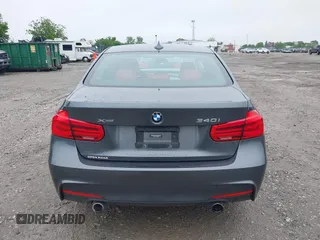 2018 BMW 3 Series 340i xDrive z VIN WBA8B7C52JA576565, wystawiony jako IAAI lot #42187346 z przebiegiem 59 429 mil mil oraz . Historia ofert i sprzedaży dostępna na DreamBid. Obrazek 17.