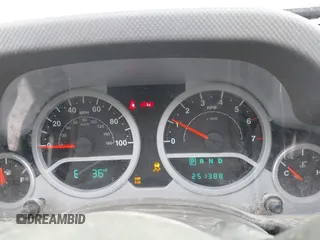 2007 Jeep Wrangler Sahara z VIN 1J8FA54107L202622, wystawiony jako IAAI lot #41391138 z przebiegiem 251 388 mil mil oraz . Historia ofert i sprzedaży dostępna na DreamBid. Obrazek 7.