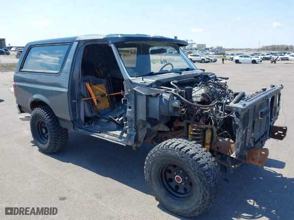 1988 Ford Bronco XL with VIN 1FMEU15N3JLA69197, listed as a IAAI auction lot 42082657 with 287,213 mi miles. Bid and sale history available at carsss.com. Image 1.