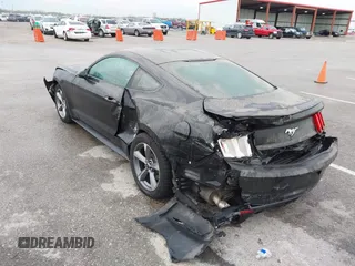 2017 Ford Mustang EcoBoost z VIN 1FA6P8TH8H5250242, wystawiony jako IAAI lot #41928531 z przebiegiem 81 632 mil mil oraz . Historia ofert i sprzedaży dostępna na DreamBid. Obrazek 3.