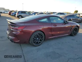 2020 BMW M8 z VIN WBSAE0C02LCD25474, wystawiony jako Copart lot #79533434 z przebiegiem Nie podano mil oraz Szkoda całkowita • Salvage title. Historia ofert i sprzedaży dostępna na DreamBid. Obrazek 3.