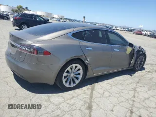 2016 Tesla Model S 90D z VIN 5YJSA1E20GF153799, wystawiony jako Copart lot #56104665 z przebiegiem 115 674 mil mil oraz Szkoda całkowita • Salvage title. Historia ofert i sprzedaży dostępna na DreamBid. Obrazek 3.