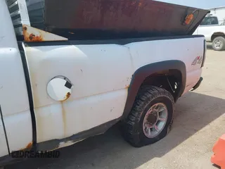 2006 Chevrolet Silverado 3500 SRW Wrk Trk z VIN 1GCHK34U36E213547, wystawiony jako IAAI lot #42521595 z przebiegiem 202 693 mil mil oraz . Historia ofert i sprzedaży dostępna na DreamBid. Obrazek 6.