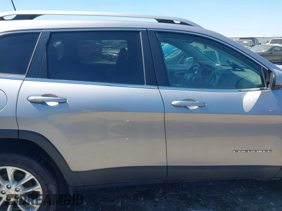 2019 Jeep Cherokee Latitude with VIN 1C4PJLCB3KD206922, listed as a IAAI auction lot 41904629 with 84,665 mi miles. Bid and sale history available at carsss.com. Image 13.