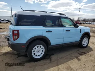 2023 Ford Bronco Sport Heritage z VIN 3FMCR9G60PRE03466, wystawiony jako Copart lot #52785525 z przebiegiem 26 174 mil mil oraz Czysty tytuł • Clean title. Historia ofert i sprzedaży dostępna na DreamBid. Obrazek 3.