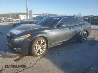 2015 Infiniti Q70 z VIN JN1BY1AP6FM542551, wystawiony jako Copart lot #46096695 z przebiegiem 164 056 mil mil oraz Szkoda całkowita • Salvage title. Historia ofert i sprzedaży dostępna na DreamBid. Obrazek 1.