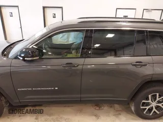 2025 Jeep Grand Cherokee Limited z VIN 1C4RJKBG6S8675253, wystawiony jako IAAI lot #42503091 z przebiegiem 4 975 mil mil oraz . Historia ofert i sprzedaży dostępna na DreamBid. Obrazek 14.
