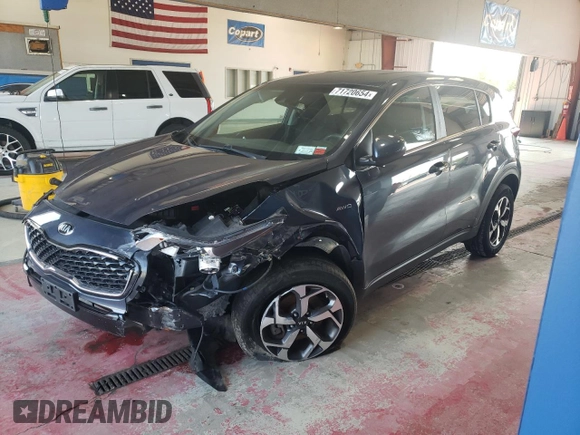 2020 Kia Sportage LX z VIN KNDPMCAC8L7728450, wystawiony jako Copart lot #71720654 z przebiegiem 55 977 mil mil oraz Szkoda całkowita • Salvage title. Historia ofert i sprzedaży dostępna na DreamBid. Obrazek 1.