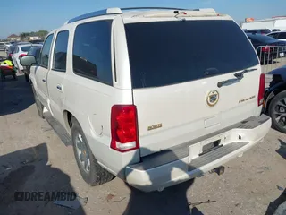 2005 Cadillac Escalade z VIN 1GYEC63TX5R114526, wystawiony jako IAAI lot #41685638 z przebiegiem 167 048 mil mil oraz . Historia ofert i sprzedaży dostępna na DreamBid. Obrazek 3.