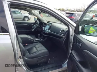 2018 Toyota Highlander SE z VIN 5TDJZRFHXJS800427, wystawiony jako IAAI lot #41902639 z przebiegiem 88 140 mil mil oraz . Historia ofert i sprzedaży dostępna na DreamBid. Obrazek 5.