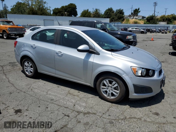 2014 Chevrolet Sonic LT z VIN 1G1JC5SH9E4199067, wystawiony jako Copart lot #61065235 z przebiegiem Nie podano mil oraz Szkoda całkowita • Salvage title. Historia ofert i sprzedaży dostępna na DreamBid. Obrazek 4.