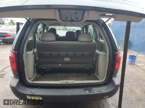 2005 Dodge Caravan SE z VIN 1D4GP25R65B349112, wystawiony jako Copart lot #81684204 z przebiegiem 101 957 mil mil oraz Szkoda całkowita • Salvage title. Historia ofert i sprzedaży dostępna na DreamBid. Obrazek 6.