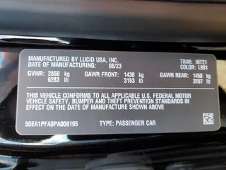2023 Lucid Air Pure z VIN 50EA1PFA0PA006195, wystawiony jako Copart lot #49089274 z przebiegiem 5298 mil mil oraz Szkody całkowita. Historia ofert i sprzedaży dostępna na DreamBid. Obrazek 12.