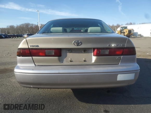 1999 Toyota Camry LE z VIN JT2BF22K4X0199123, wystawiony jako Copart lot #53456665 z przebiegiem 181 526 mil mil oraz Szkoda całkowita • Salvage title. Historia ofert i sprzedaży dostępna na DreamBid. Obrazek 6.