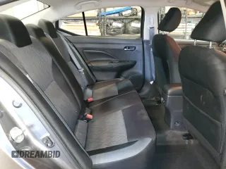 2023 Nissan Versa SV z VIN 3N1CN8EV8PL862187, wystawiony jako Copart lot #59179015 z przebiegiem 33 716 mil mil oraz Czysty tytuł • Clean title. Historia ofert i sprzedaży dostępna na DreamBid. Obrazek 10.