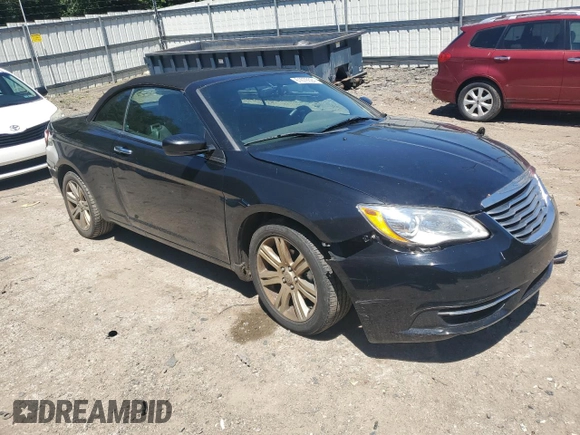 2013 Chrysler 200 Touring z VIN 1C3BCBEGXDN524870, wystawiony jako Copart lot #61676524 z przebiegiem 135 608 mil mil oraz Szkoda całkowita • Salvage title. Historia ofert i sprzedaży dostępna na DreamBid. Obrazek 4.