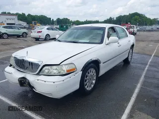 2007 Lincoln Town Car Signature z VIN 1LNHM81W77Y607433, wystawiony jako IAAI lot #42344423 z przebiegiem 190 760 mil mil oraz . Historia ofert i sprzedaży dostępna na DreamBid. Obrazek 2.