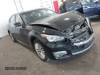 2015 Infiniti Q70 z VIN JN1BY1PR7FM830829, wystawiony jako IAAI lot #42249027 z przebiegiem 126 636 mil mil oraz . Historia ofert i sprzedaży dostępna na DreamBid. Obrazek 1.