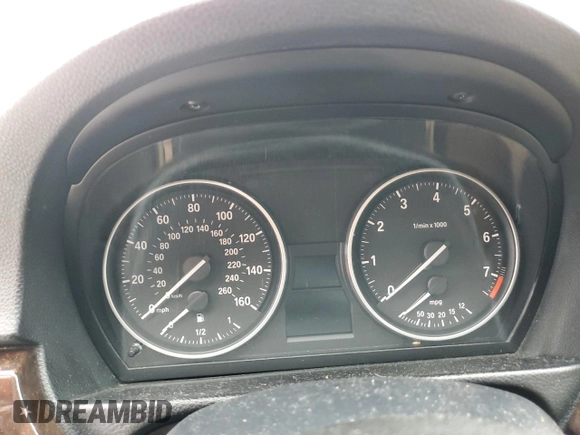 2011 BMW 3 Series 328i z VIN WBAPH7G53BNM58989, wystawiony jako Copart lot #79000604 z przebiegiem Nie podano mil oraz Nie do naprawy • Non repairable. Historia ofert i sprzedaży dostępna na DreamBid. Obrazek 9.