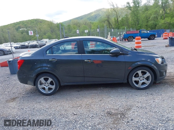 2016 Chevrolet Sonic LTZ z VIN 1G1JE5SB5G4137710, wystawiony jako IAAI lot #42131625 z przebiegiem 152 941 mil mil oraz . Historia ofert i sprzedaży dostępna na DreamBid. Obrazek 13.
