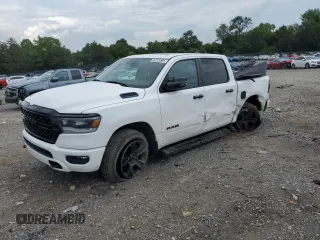 2023 Ram 1500 Big Horn z VIN 1C6RRFFG9PN682983, wystawiony jako Copart lot #62529695 z przebiegiem 16 884 mil mil oraz Szkoda całkowita • Salvage title. Historia ofert i sprzedaży dostępna na DreamBid. Obrazek 1.