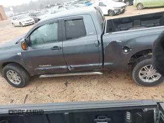 2008 Toyota Tundra z VIN 5TBBT54108S459028, wystawiony jako IAAI lot #41914299 z przebiegiem 208 383 mil mil oraz . Historia ofert i sprzedaży dostępna na DreamBid. Obrazek 14.