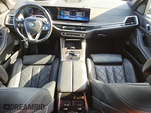 2024 BMW X5 xDrive40i z VIN 5UX23EU06R9T35813, wystawiony jako Copart lot #57442245 z przebiegiem 41 072 mil mil oraz Tytuł czysty. Historia ofert i sprzedaży dostępna na DreamBid. Obrazek 8.