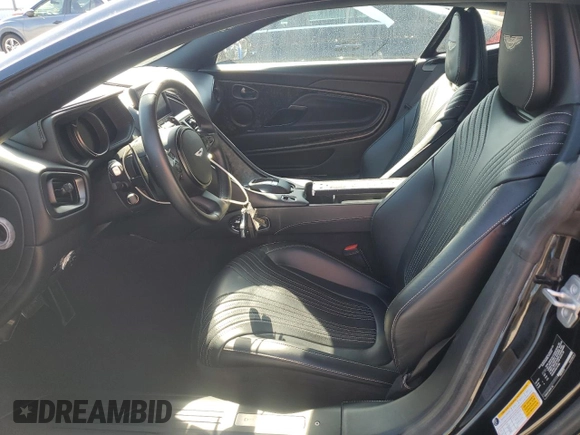 2018 Aston Martin DB11 V8 z VIN SCFRMFAW3JGL04645, wystawiony jako Copart lot #83042994 z przebiegiem Nie podano mil oraz Nie do naprawy. Historia ofert i sprzedaży dostępna na DreamBid. Obrazek 7.